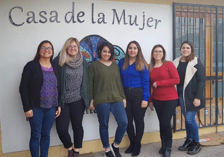 students infront of casa de la mujer